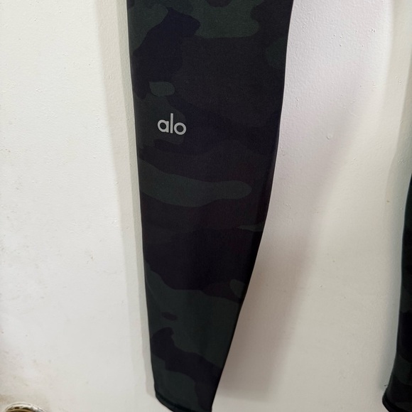 AloCamo High-Waisted Leggings - Picture 3 of 9